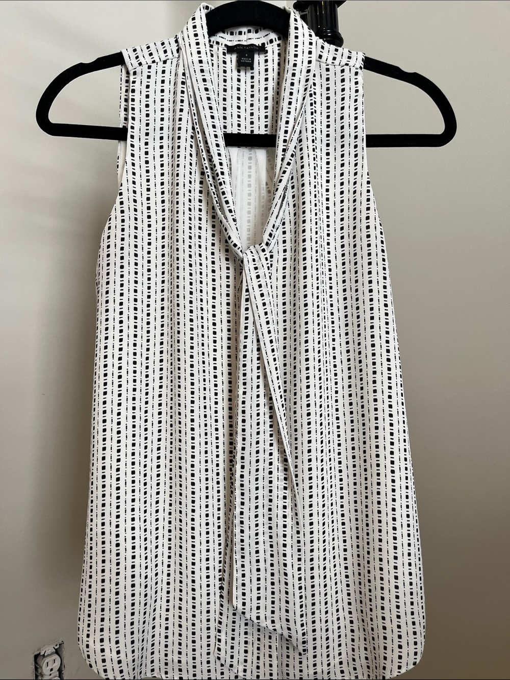 Ann Taylor Sleeveless Tie-Neck Printed Blouse in White and Black